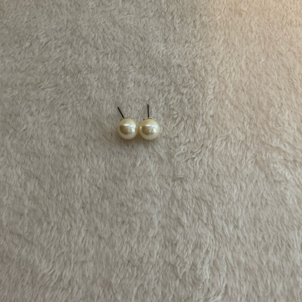 Elegant Cream Pearl Stud Earrings